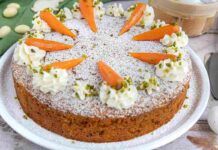 Torta carotina al pistacchio e gocce di cioccolato, il grazioso e salutare dessert della domenica ricettasprint.it