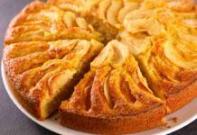 Torta di mele all'acqua una dolce super leggero a prova di dieta non può mancare a tavola, perfetta anche dopo cena