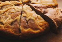 Torta di mele cotogne e mandorle ti consiglia di accompagnarla con un po' di panna montata