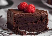 Torta furba di solo cioccolato senza farina e senza zucchero: meno di 80 calorie a fetta Torta furba al cioccolato senza farina - RicettaSprint