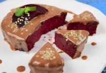 Torta rossa con colata di cioccolato - RicettaSprint