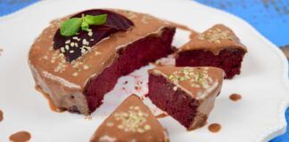 Torta rossa con colata di cioccolato - RicettaSprint