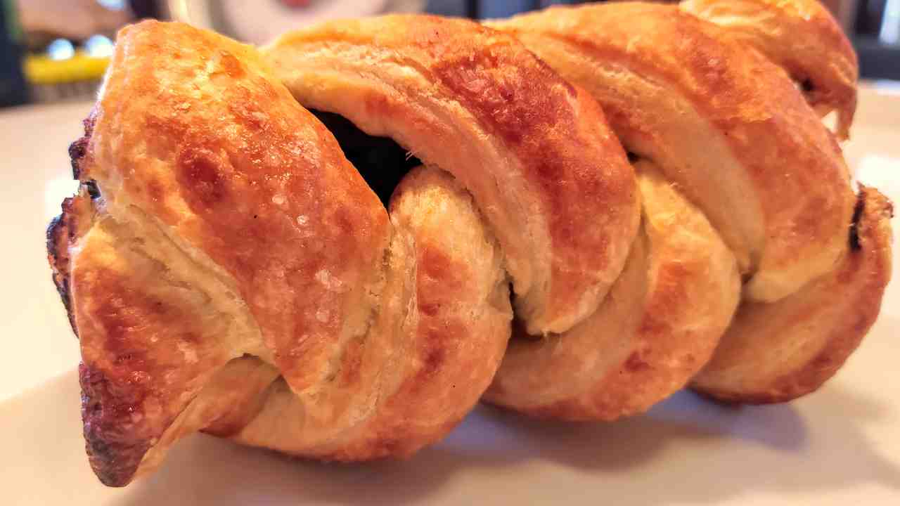 Trecce di marmellata arricchite dalle noci, una colazione super buona, super veloce  --- (Fonte immagine: https://www.ricettasprint.it/wp-content/uploads/2023/10/Trecce-di-marmellata-arricchite-dalle-noci-una-colazione-super-buona-super-veloce.jpg)