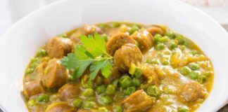 Zuppa di piselli e salsicce per la cena di stasera ti basteranno 20 minuti e zero sbattimento