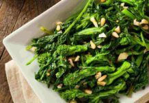Cime di rapa stufate, con un tocco di peperoncino é proprio il contorno perfetto