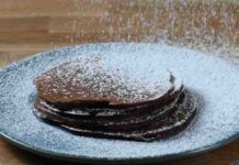 Ti piacciono le frittelle dolci? Fai quelle con la farina di castagne e dopo che le hai fritte servile con un ciuffo di panna