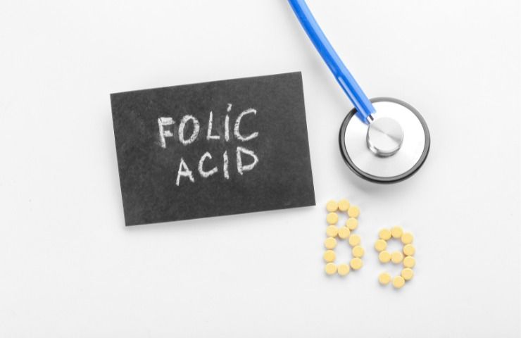 ¿Cuáles son los efectos del ácido fólico sobre la salud en determinados casos?