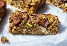 Barrette d'avena con frutti di bosco e noci snack gustoso ed energetico da gustare come spuntino