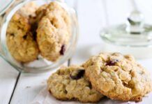 Biscotti all’avena e frutta secca: da sgranocchiare ogni volta che li desideri, sono leggeri come una piuma Biscotti all'avena e frutta secca da sgranocchiare ogni volta che li desideri, sono leggeri come una piuma