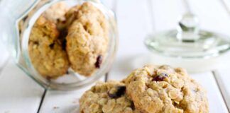 Biscotti all'avena e frutta secca da sgranocchiare ogni volta che li desideri, sono leggeri come una piuma