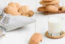 Biscotti da inzuppo solo latte e farina, la mattina non conterai più le calorie, sono leggerissimi