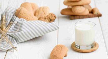 Biscotti da inzuppo solo latte e farina, la mattina non conterai più le calorie, sono leggerissimi