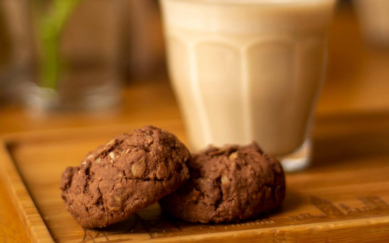 Biscotti morbidi cacao e frutta secca: impasto soffice con ricco ripieno croccante, sono perfetti da inzuppare ricettasprint.it