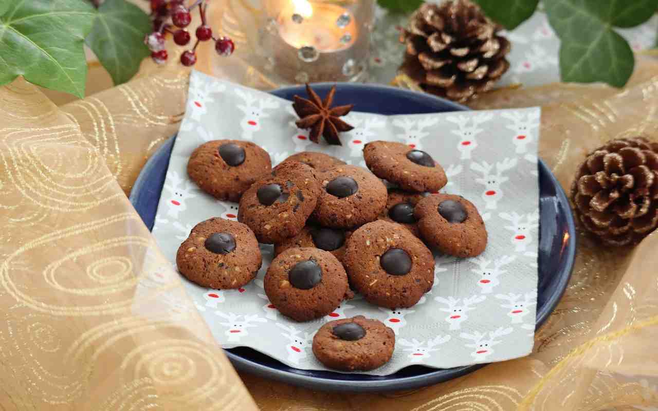 Biscotti occhi d'Angelo cioccolato e noci: friabili e super golosi, uno tira l'altro ricettasprint.it