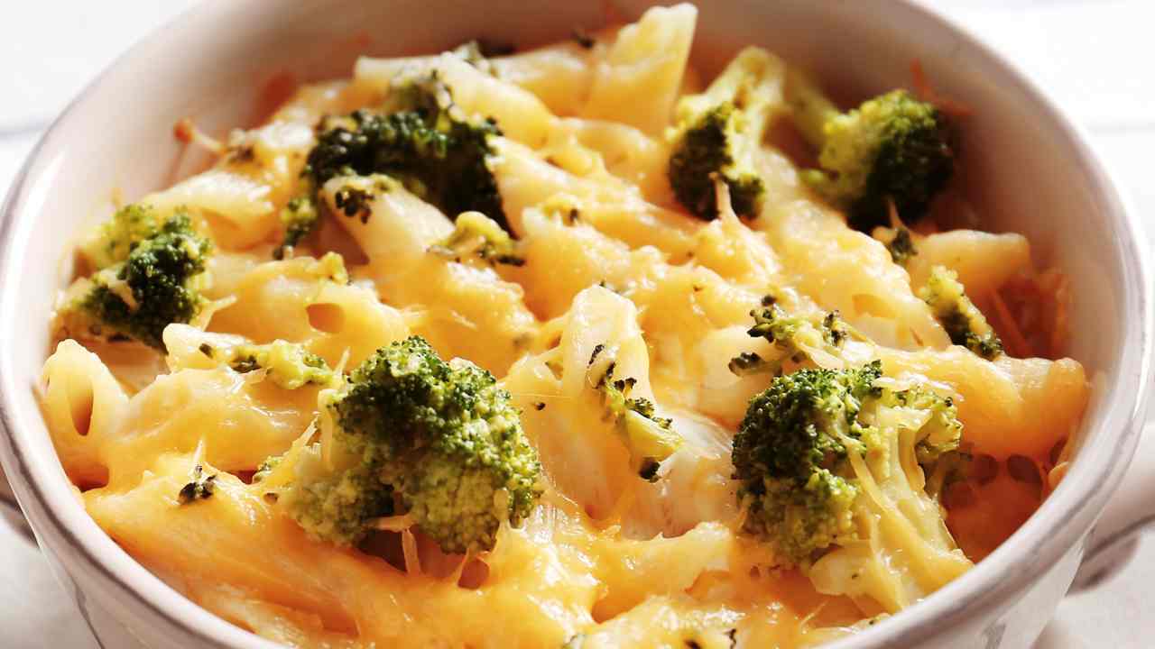 Con due broccoletti e mezzo chilo di pasta, puoi preparare un pasta al forno da leccarti i baffi  --- (Fonte immagine: https://www.ricettasprint.it/wp-content/uploads/2023/11/Con-due-broccoletti-e-qualche-pennetta-possiamo-preparare-un-pasta-al-forno-a-leccarci-i-baffi.jpg)
