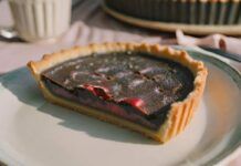 Crostata alla crema fondente e marmellata: preparala in 15 minuti per una colazione eccezionale ricettasprint.it