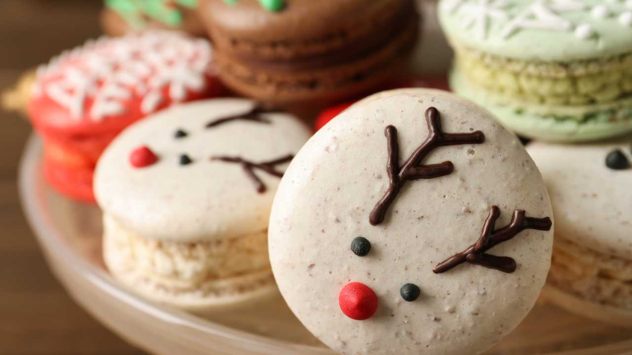 Dopo i donuts, tocca ai macarons, ecco la versione natalizia, piccola coccola dolce da gustare a Natale
