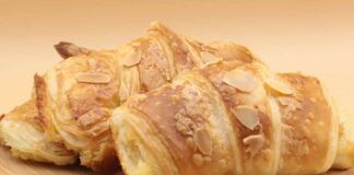 Fagottini 3 ingredienti: perfetti se hai una voglia di dolce improvvisa! ricettasprint.it