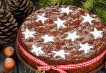 Festeggiamo il Natale con questa torta al cioccolato ripiena di crema e frutta secca