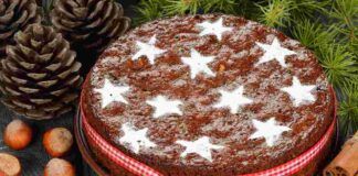 Festeggiamo il Natale con questa torta al cioccolato ripiena di crema e frutta secca