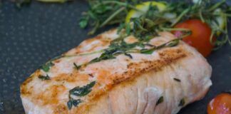 Filetto di salmone in padella, usa il burro al posto dell'olio e con pochi ingredienti lo rendi irresistibile ricettasprint.it
