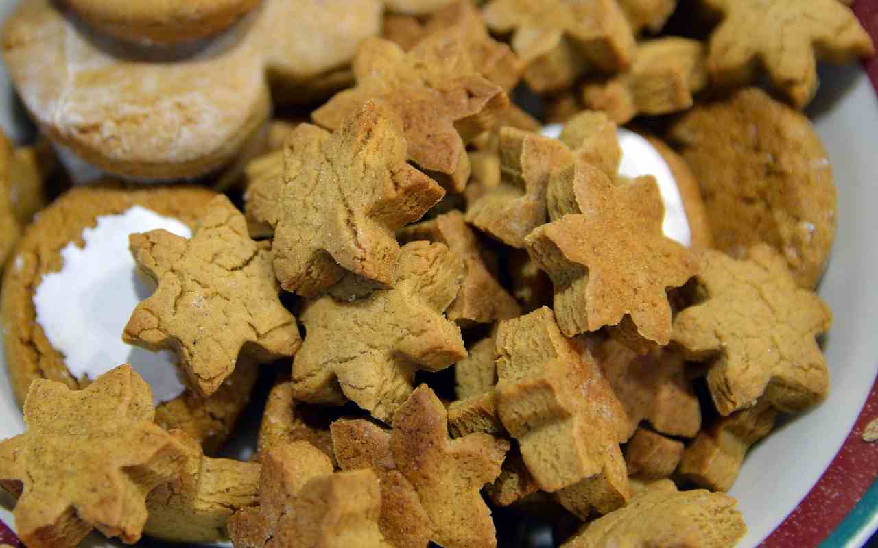 Fiocchetti di avena e zenzero, i biscotti perfetti da mettere nel latte al posto dei cereali ricettasprint.it