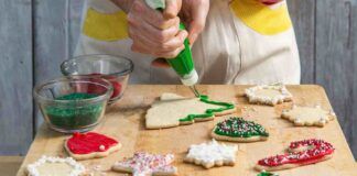 Glassa per decorare i biscotti di Natale, la ricetta leggera si prepara senza uova e in pochissimi minuti!