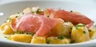 Gnocchi di zucca serviti su un letto di formaggio e prosciutto crudo, da far svenire tutti