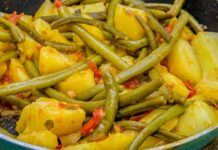 Hai mai preparato i fagiolini con patate al pomodoro metti tutto in padella, servi con del pane e fai la scarpetta Ricettasprint