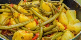 Hai mai preparato i fagiolini con patate al pomodoro metti tutto in padella, servi con del pane e fai la scarpetta Ricettasprint