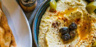 Hummus di ricotta e olive, perfetta per creare piatti fantastici anche a Natale ricettasprint.it