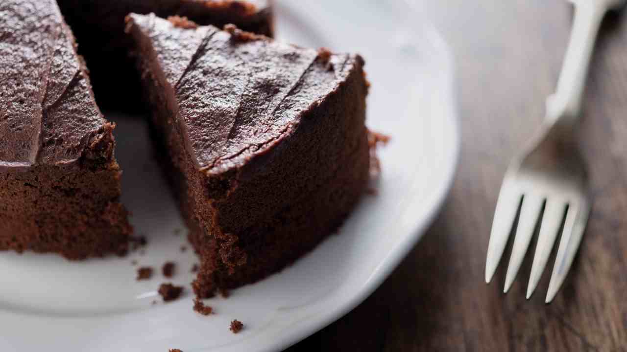 Metti tutto nel frullatore prepari una torta al cioccolato light senza burro in soli 10 minuti 