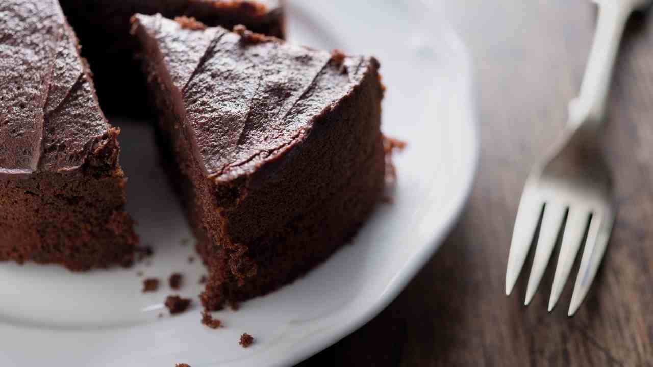 Metti tutto nel frullatore prepari una torta al cioccolato light senza burro in soli 10 minuti  --- (Fonte immagine: https://www.ricettasprint.it/wp-content/uploads/2023/11/Metti-tutto-nel-frullatore-prepari-una-torta-al-cioccolato-light-senza-burro-in-soli-10-minuti.jpg)