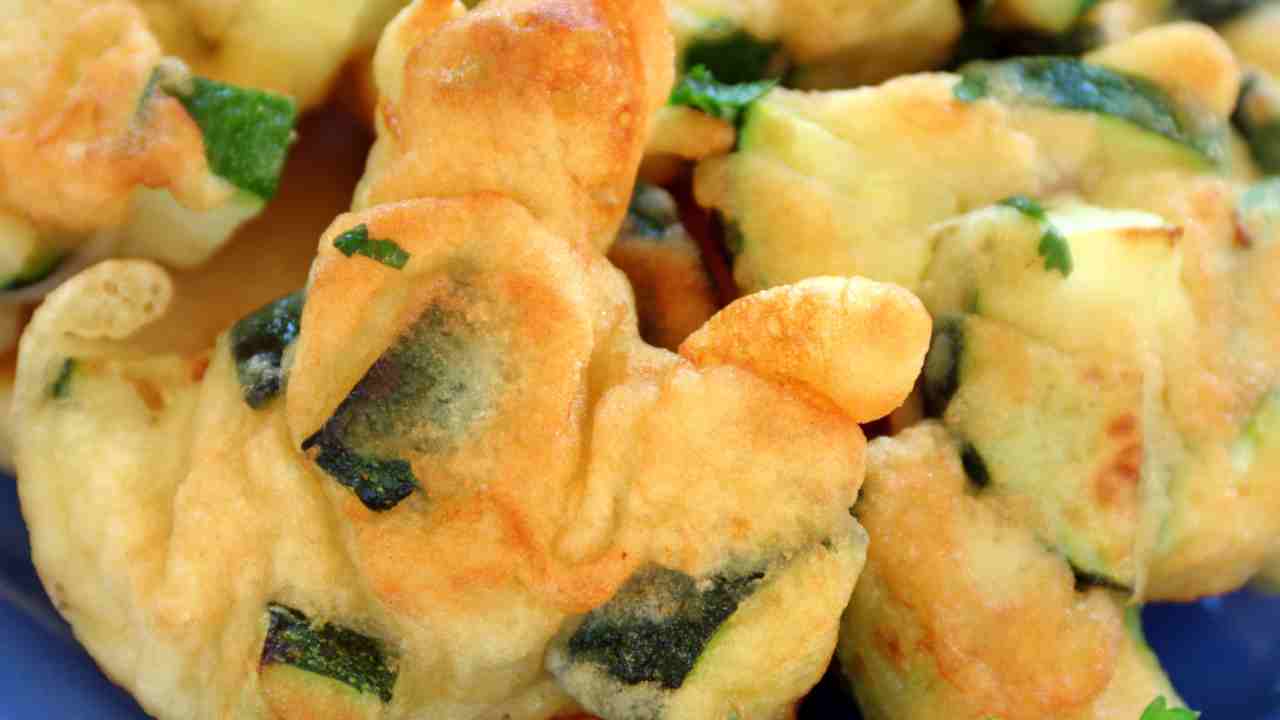 Nuvolette di zucchine in pastella, il trucco per farle croccanti e asciutte in un attimo   --- (Fonte immagine: https://www.ricettasprint.it/wp-content/uploads/2023/11/Nuvolette-di-zucchine-in-pastella-il-trucco-per-farle-croccanti-e-asciutte-in-un-attimo.jpg)