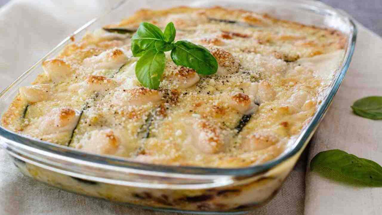Parmigiana di zucchine bianca affogata con la besciamella e tanto parmigiano, ma chi ci ammazza!  --- (Fonte immagine: https://www.ricettasprint.it/wp-content/uploads/2023/11/PARMIGIANA-DI-ZUCCHINE.jpg)