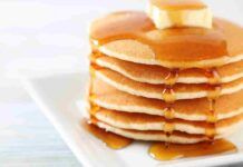 Pancake per colazione senza rimorsi, prepara questi solo 50 kcal. Così puoi mettere anche lo sciroppo di acero