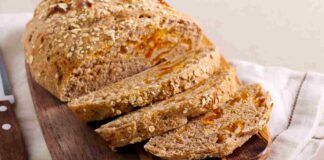 Pane integrale all'avena e miele buono a colazione o da gustare con i formaggi e zuppe, fantastico!