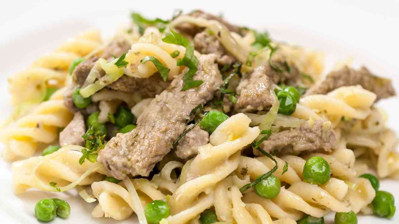 Pasta e piselli con carne: hai mai preparato questa ghiottoneria? Un piatto imparagonabile  --- (Fonte immagine: https://www.ricettasprint.it/wp-content/uploads/2023/11/Pasta-e-piselli-con-carne-hai-mai-preparato-questa-ghiottoneria-Un-piatto-imparagonabile20231109Ricettasprint.jpg)