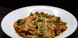 Vuoi preparare un piatto veloce ma invitante? Le Pennette al pesto di formaggio e funghi, è quello che ci vuole! ricettasprint.it