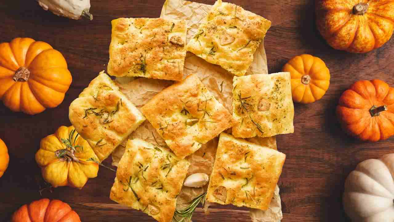 Ti piace la pizza scrocchiarella? Falla alla zucca è troppo buona e molto croccante  --- (Fonte immagine: https://www.ricettasprint.it/wp-content/uploads/2023/11/Pizza-scrocchiarella-alla-zucca-20221104-RicettaSprint.jpeg)