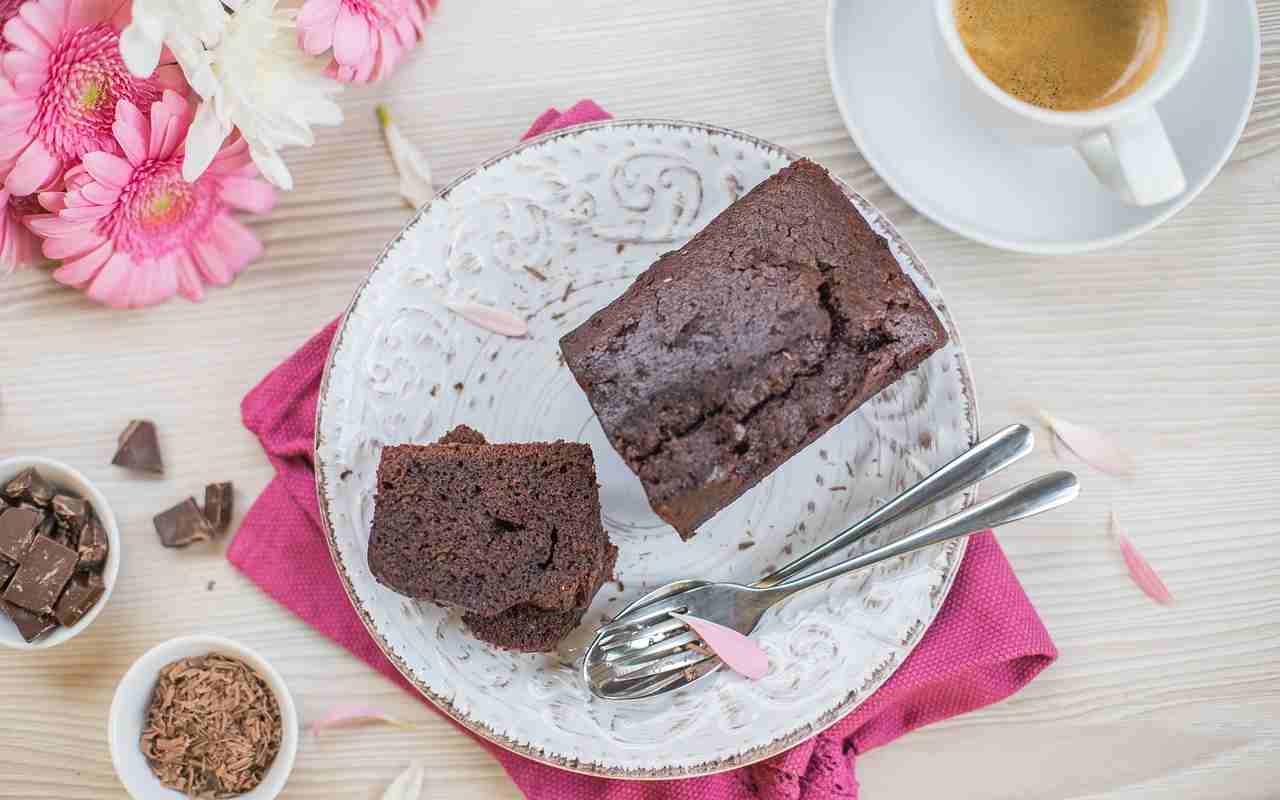 Plumcake dark chocolate: io lo preparo senza bilancia e lo mangio tutti i giorni senza ingrassare! - RicettaSprint.i  --- (Fonte immagine: https://www.ricettasprint.it/wp-content/uploads/2023/11/Plumcake-dark-chocolate-12112023-ricettasprint.it_.jpg)