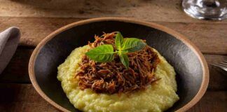 Polenta alla stracciata di carne: un piatto completo caldo e unico, resistergli è impossibile! ricettasprint.it