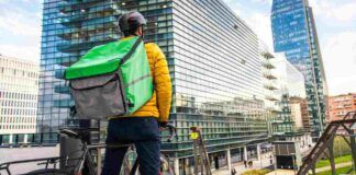 Rider minorenni nelle aziende di food delivery, è scandalo
