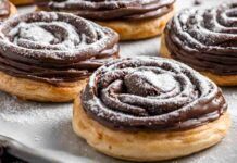 Rondelle di pasta sfoglia e cioccolato | La colazione perfetta in 10 minuti Rondelle di sfoglia al cioccolato - RicettaSprint