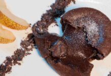 Sei pronto ad affondare il cucchiaino in un tortino al cioccolato dal cuor morbido, pronto in un attimo