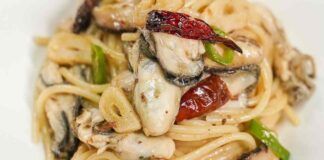 Spaghetti aglio olio e peperoncino, ci aggiungi le cozze e viene fuori un capolavoro ricettasprint.it