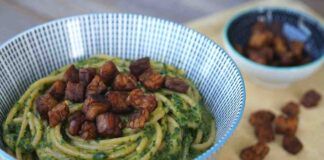 Spaghetti al pesto di erbette e bacon: un piatto fantasioso, dalla bontà travolgente ricettasprint.it