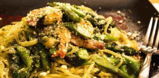 Spaghetti asparagi e gamberi aggiungo tanto formaggio grattugiato e pepe, una vera specialità, pronta in pochi minuti