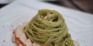 Spaghetti prezzemolati con funghetti e pinoli, un piatto veloce dai sapori semplici che ti conquisterà ricettasprint.it