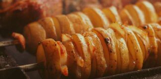 Spiedini di pancetta e patate: il fine settimana ci vuole qualcosa di buono e sfizioso! ricettasprint.it